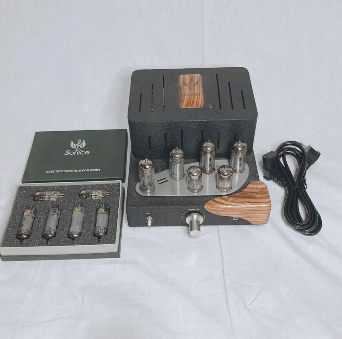 Very beautiful tube amp with 6 vacuum tubes in a compact package.