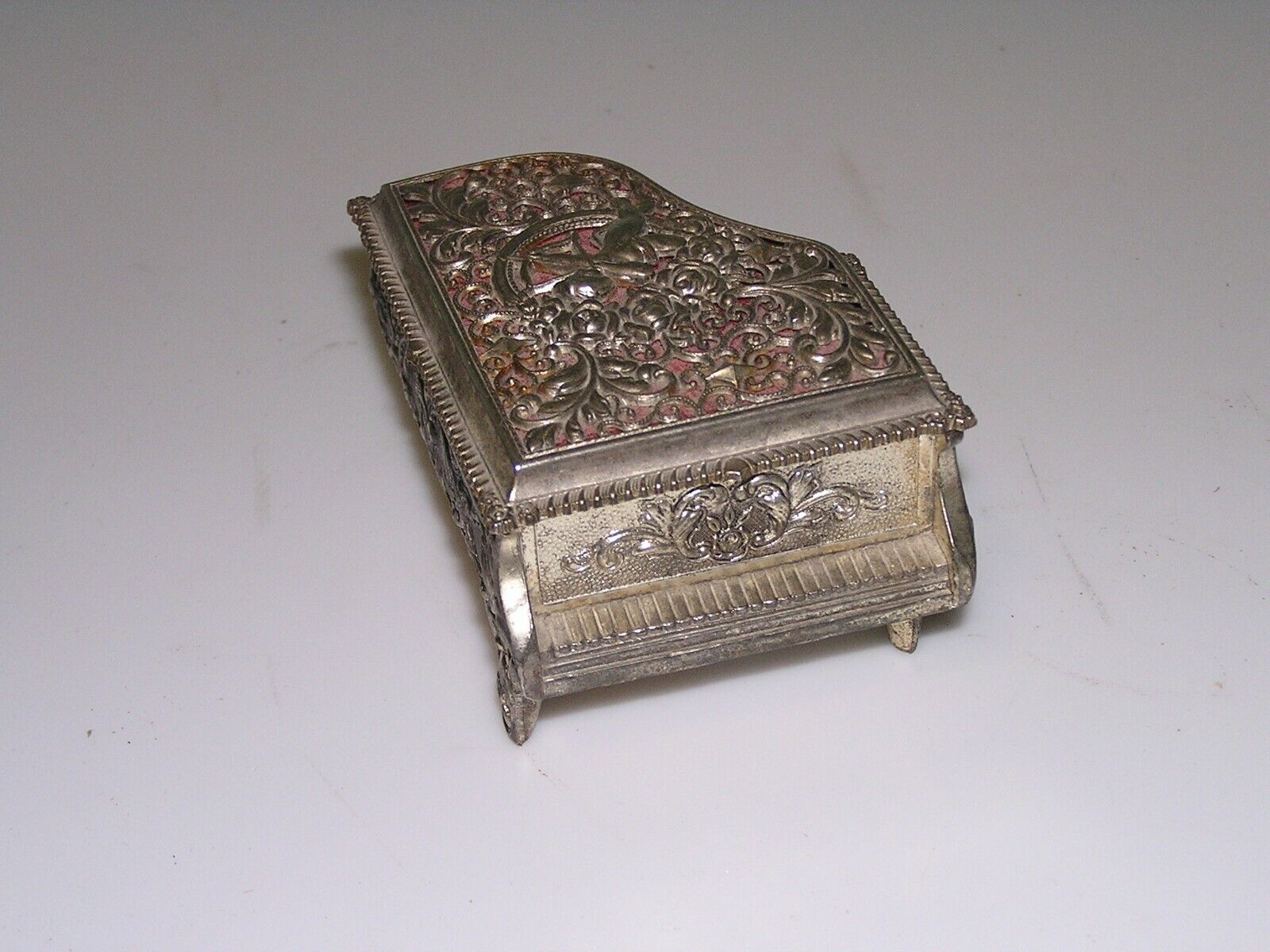 VINTAGE METAL PIANO MUSICAL JEWELRY MUSIC BOX WITH CUPID