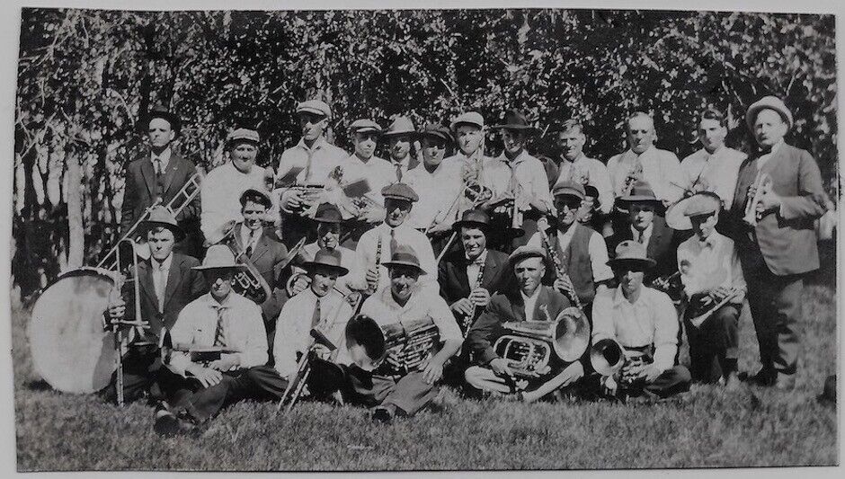 OLD PHOTO GROUP OF MEN IN BAND TRUMPETS TROMBONES EUPHONIUM CLARINETS DRUM 1920S