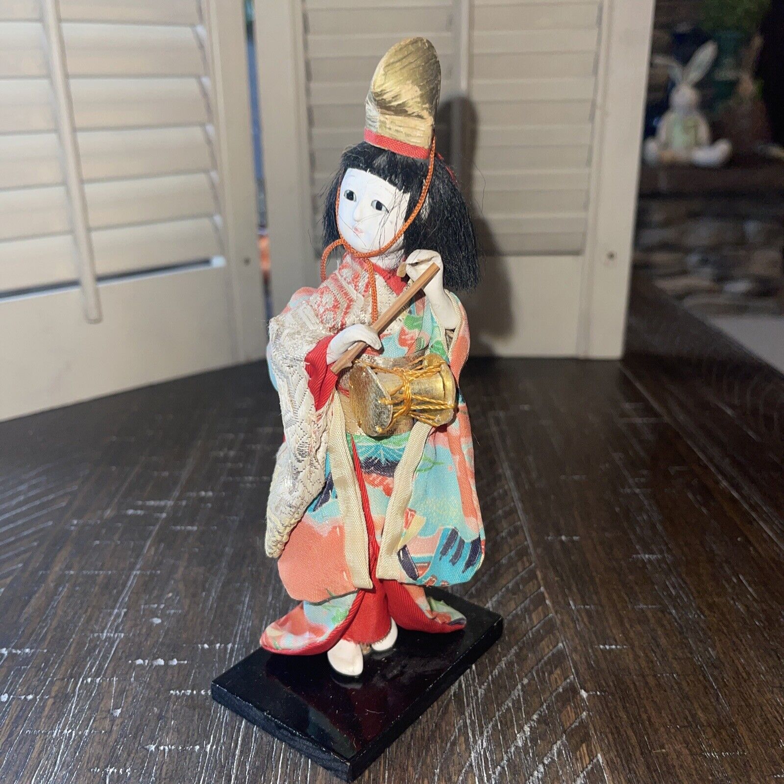 Japanese Ichimatsu folk doll geisha with hand drum 
