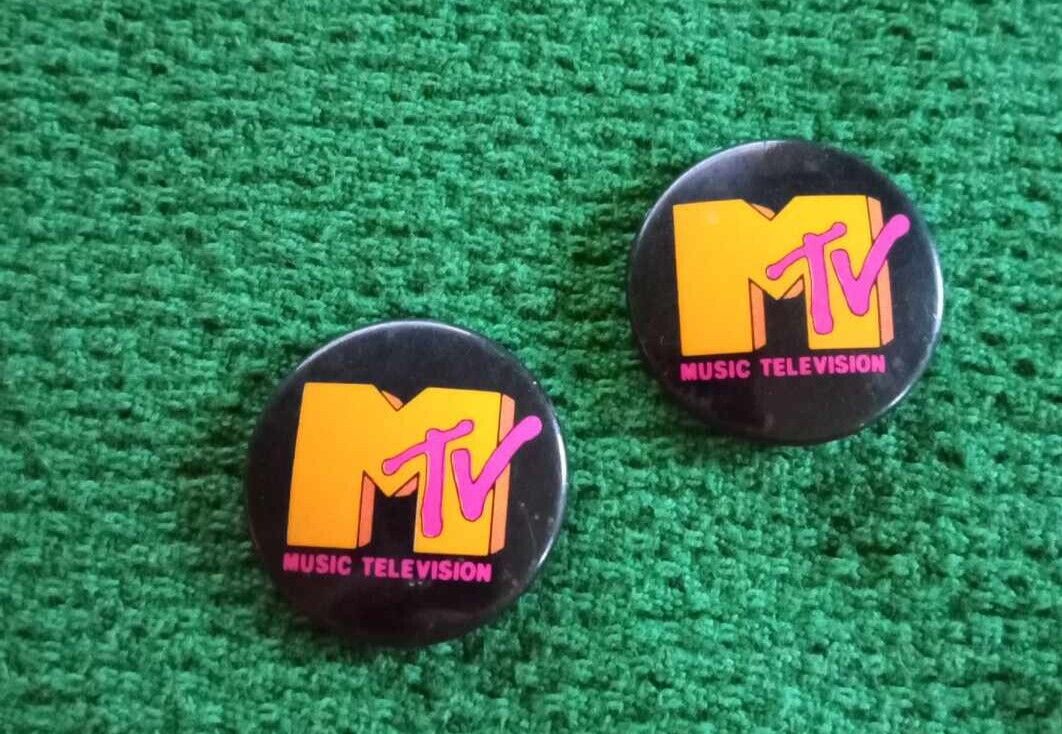 VINTAGE  MTV MUSIC TELEVISION PINS BUTTON BLACK   SET OF 2