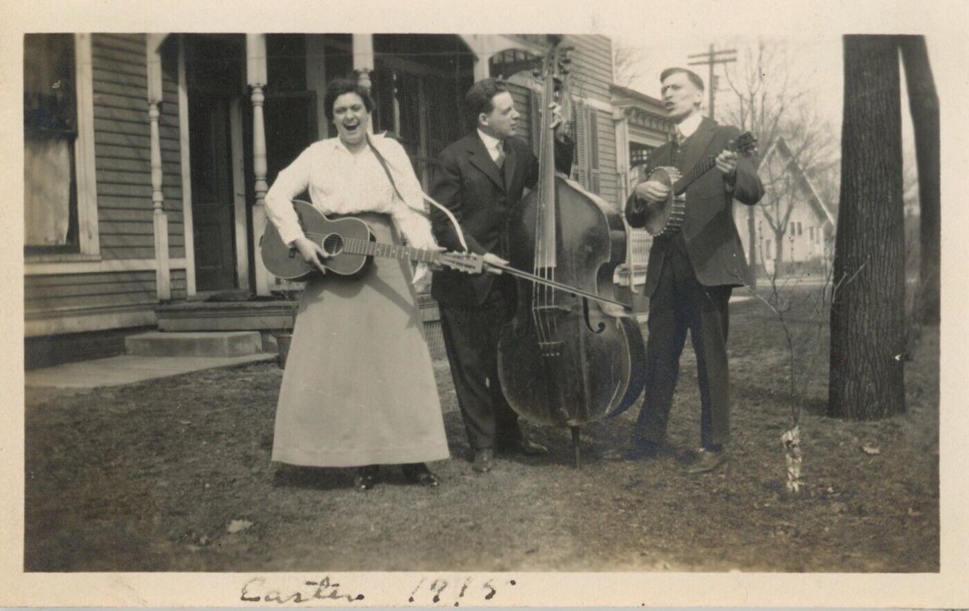 beautiful 1915 ORIGINAL vintage PHOTO MUSICIANS in yard GUITAR BANJO BASS SING