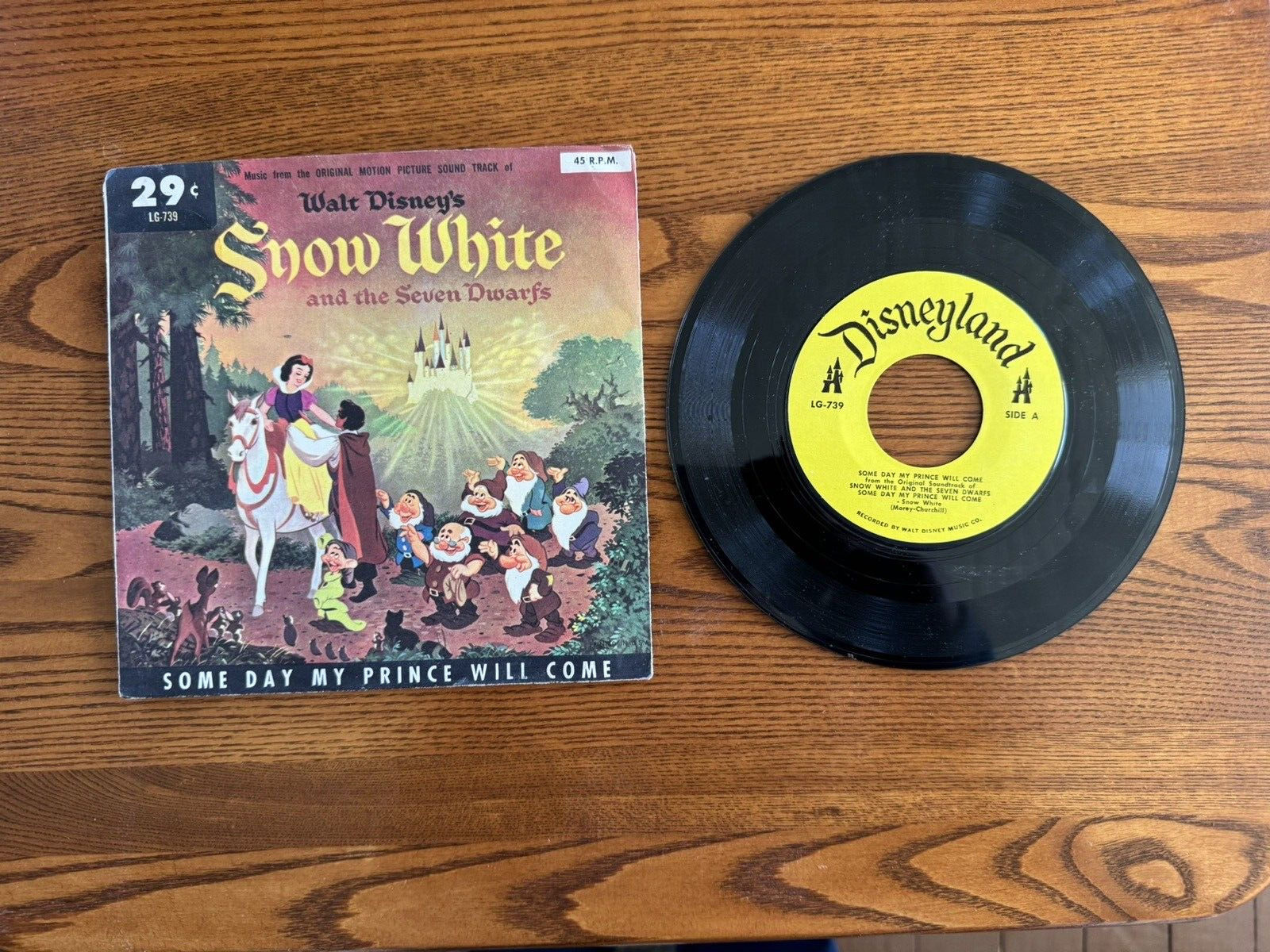 VINTAGE 1960\'s SNOW WHITE 45  RECORD WITH PICTURE SLEEVE