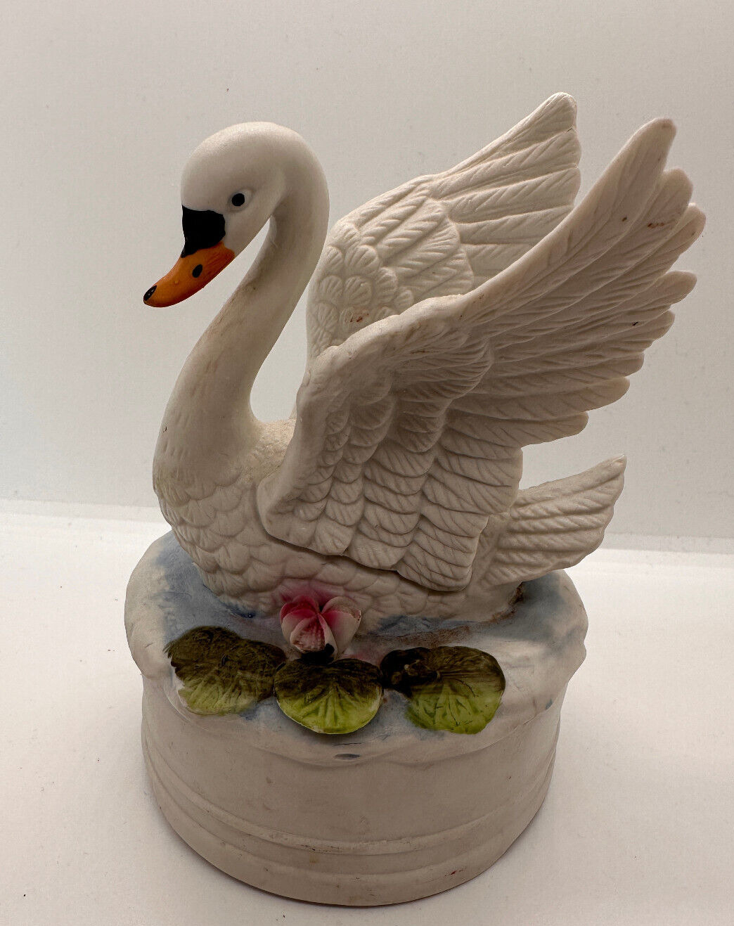 VINTAGE Ceramic Swan Music Box Open Wings Pond Lilies Mann Taiwan Great Cndition