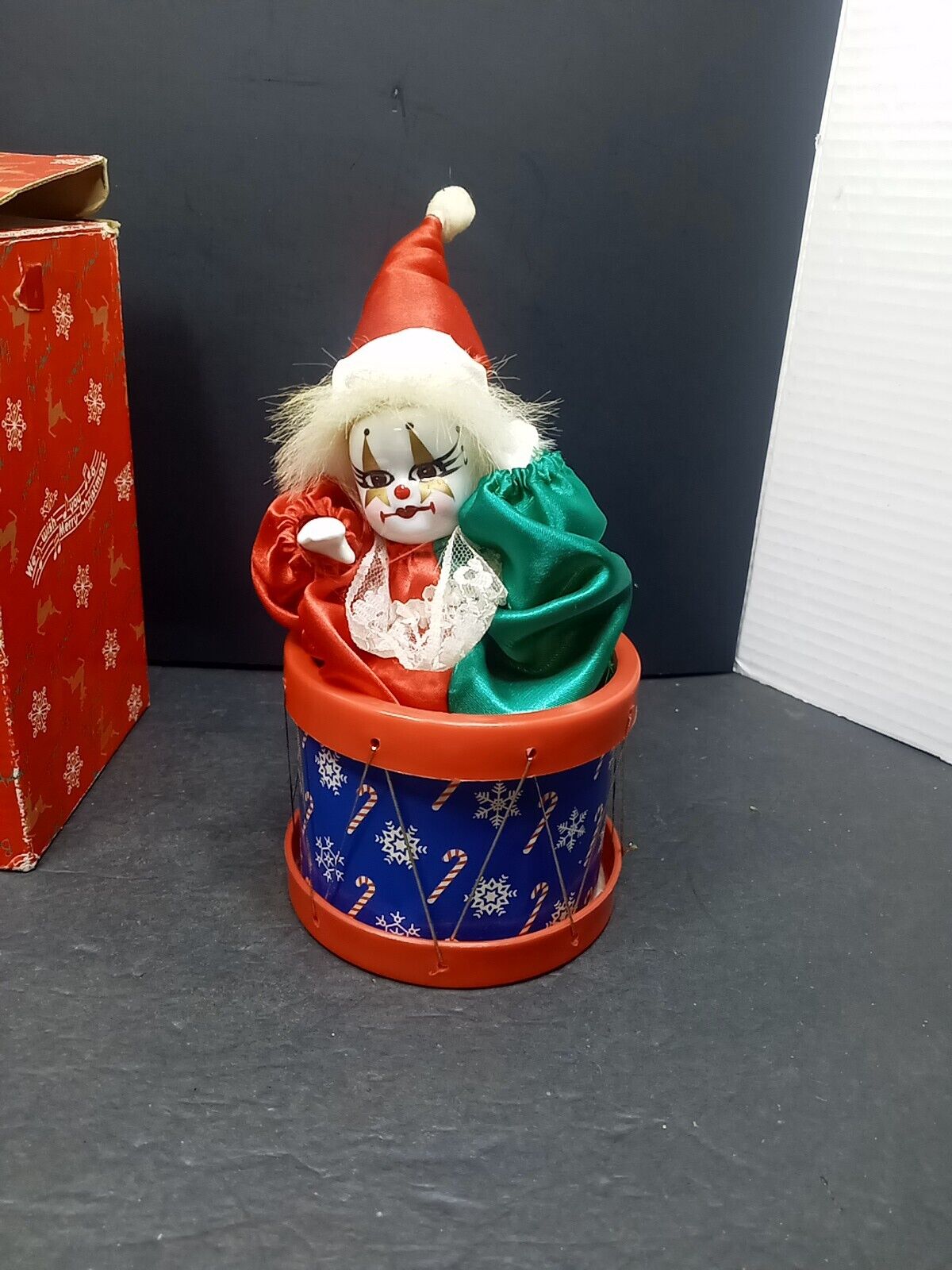 ❤️Vtg 1993  Wind Up Christmas Music Box 8.5\