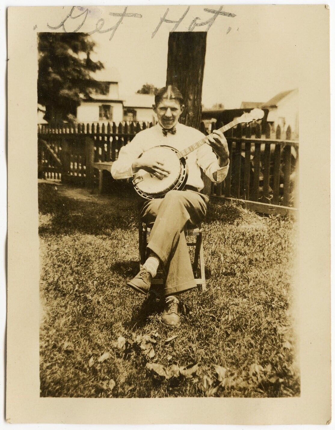 YOUNG GUY PLAYING BANJO 'GET HOT' BOW TIE FASHION VINTAGE SNAPSHOT PHOTO