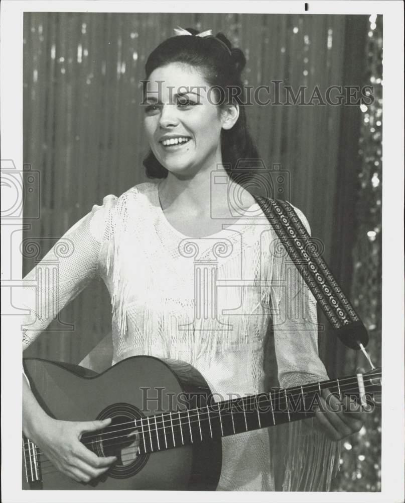 1977 Press Photo Actress Kim Cattrall plays guitar - lra49533