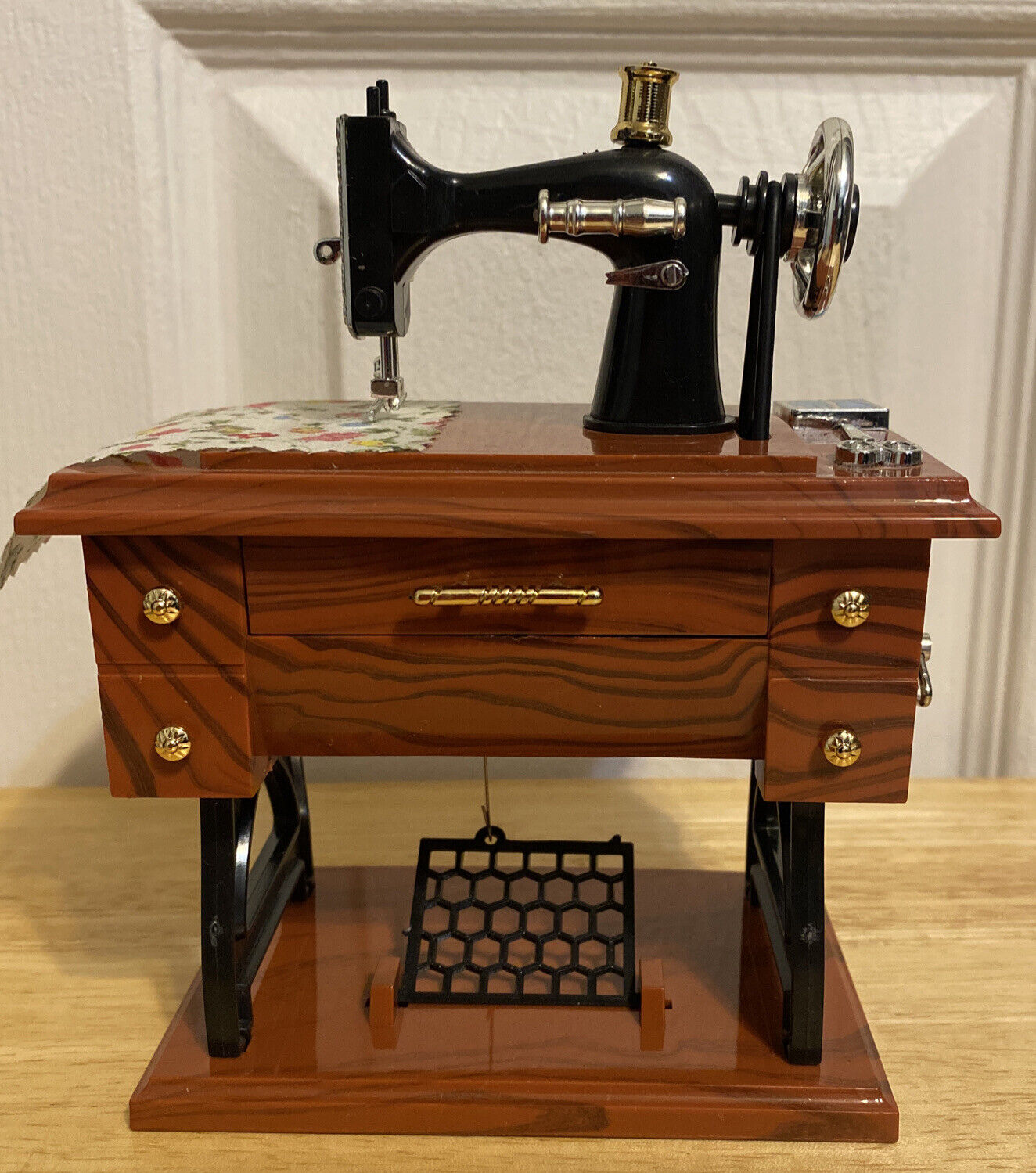 Vintage Mini Sewing Machine Music Box   Home Table Decor Plays Interludio