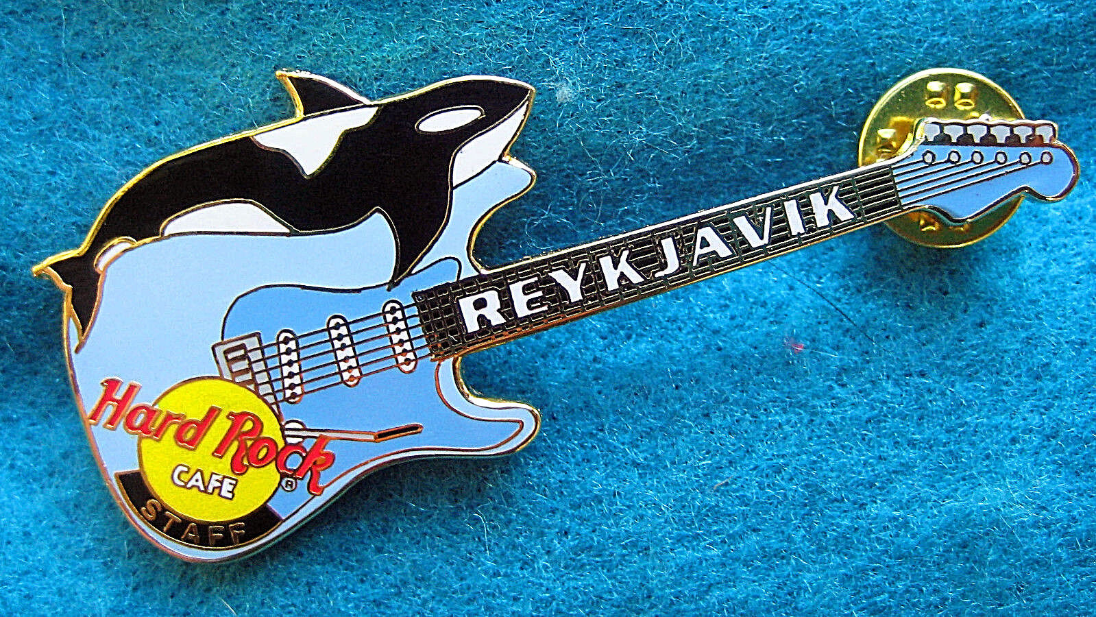 REYKJAVIK 2000 STAFF BLUE ORCA KILLER WHALE FENDER GUITAR Hard Rock Cafe PIN MIP