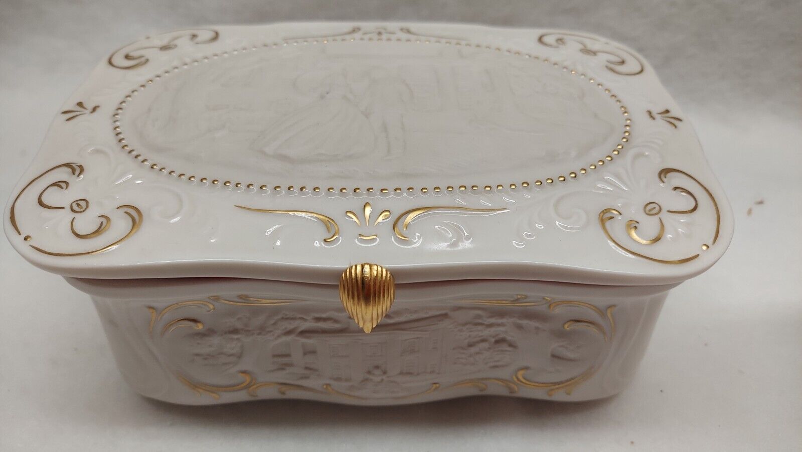 Vintage Porcelain Jewelry Music Box Gone with the Wind by Franklin Mint 1987