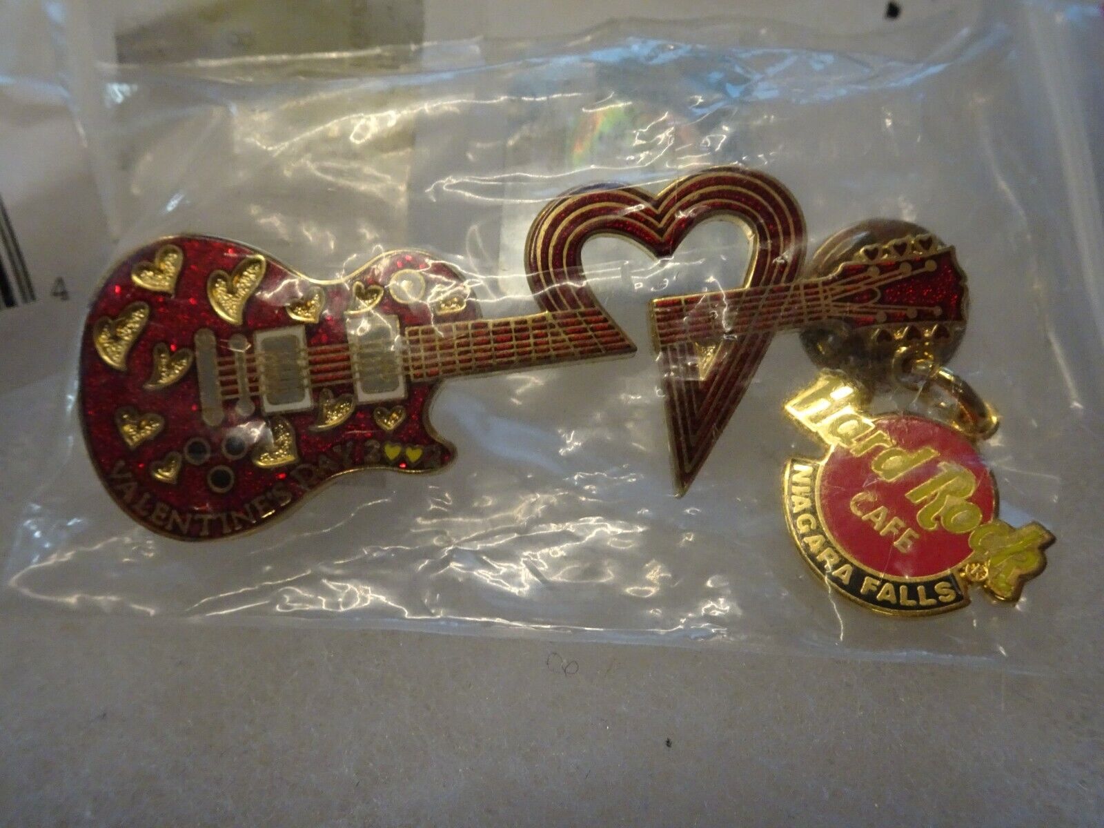 Hard Rock Cafe pin Niagara Falls NY Valentine\'s Day 2002 series Red Heart Guitar