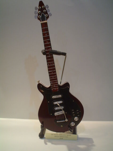 Miniature Guitar (24cm Tall) : QUEEN BRIAN MAY RED SPECIAL