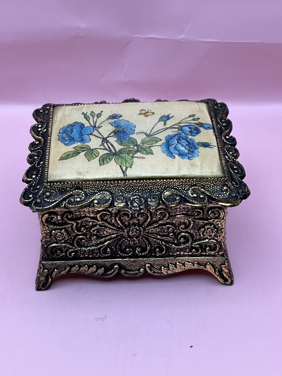 VINTAGE MUSIC METAL FOOTED TRINKET JEWELRY BOX Silk Floral Design Blue Roses