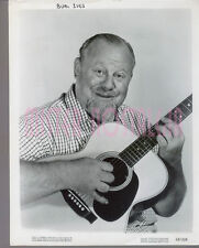 Vintage Photo 1958 Burl Ives playing guitar MGM studio Portrait picture