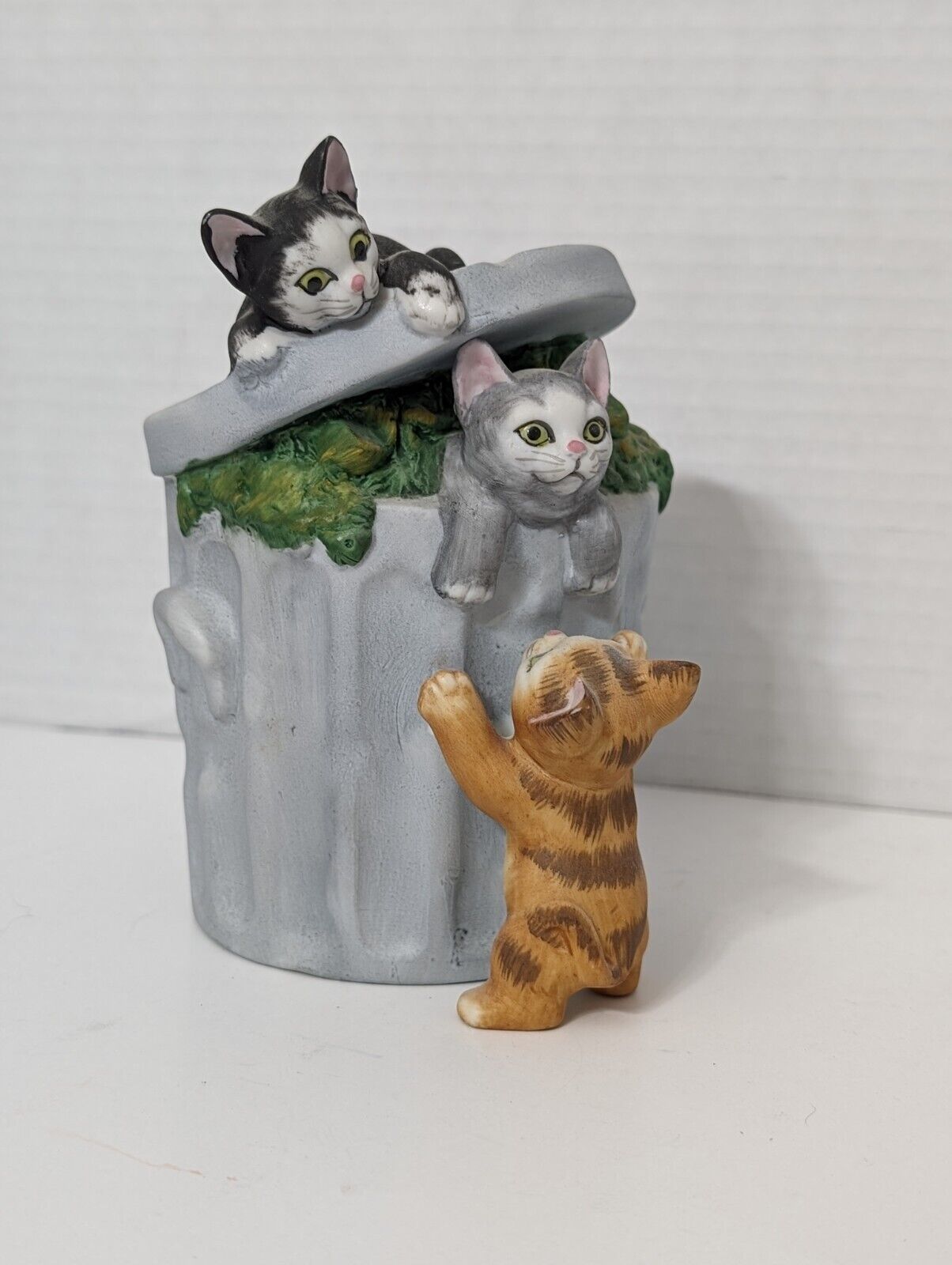 Vintage 1982 Mann Ceramic Three Kittens In A Trash Can Music Box Memories