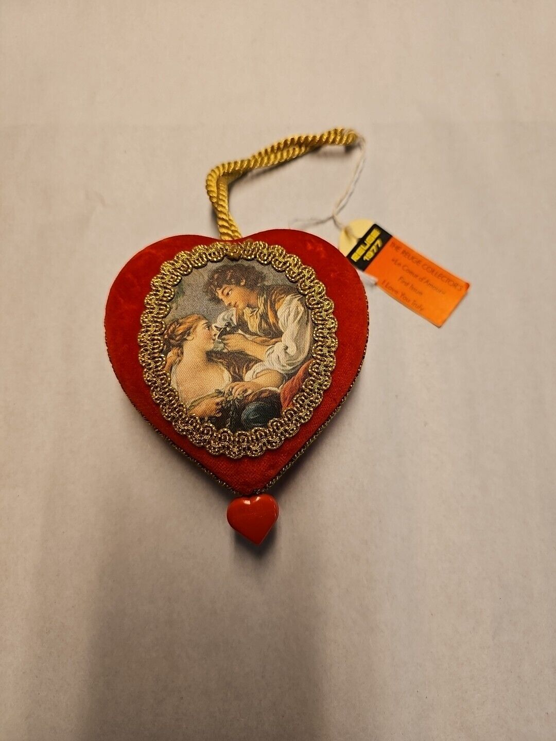 vintage Reuge Collector\'s Musical Red Velvet Heart , Le Couer D\'Amour 1977