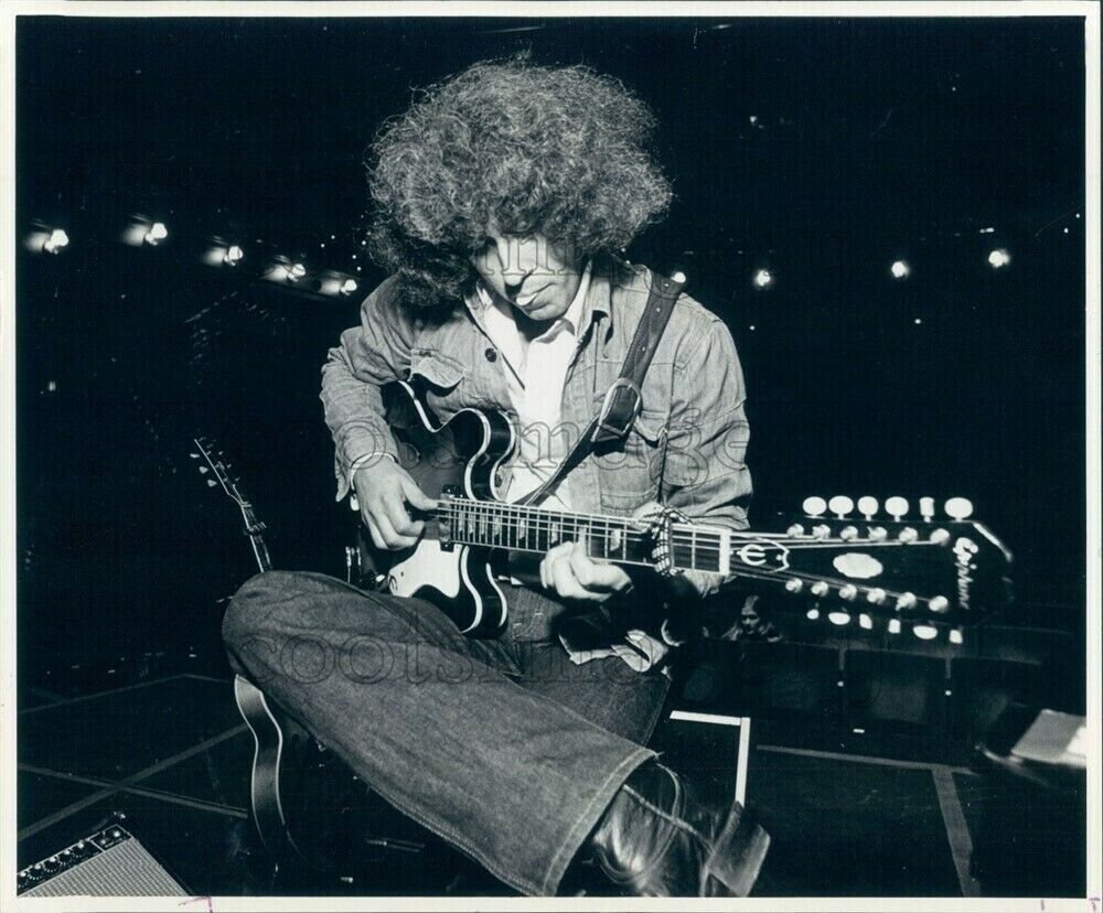 1980 Press Photo Arlo Guthrie Playing Epiphone Electric 12 String Guitar