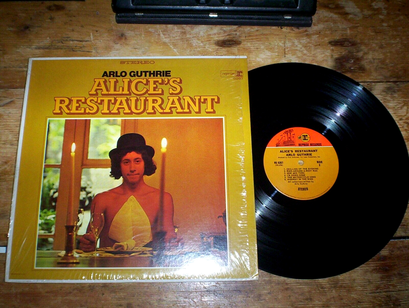 ARLO GUTHRIE ( ALICE'S RESTAURANT ) ORIG 1975 LP in shrink w/ no bar code NM-