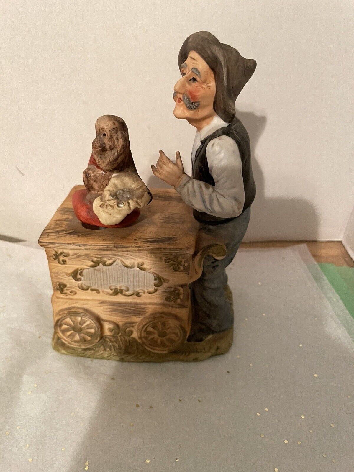 Vintage Music Box Marked E4164 Monkey Spins Around And Plays What’s A Beautiful.