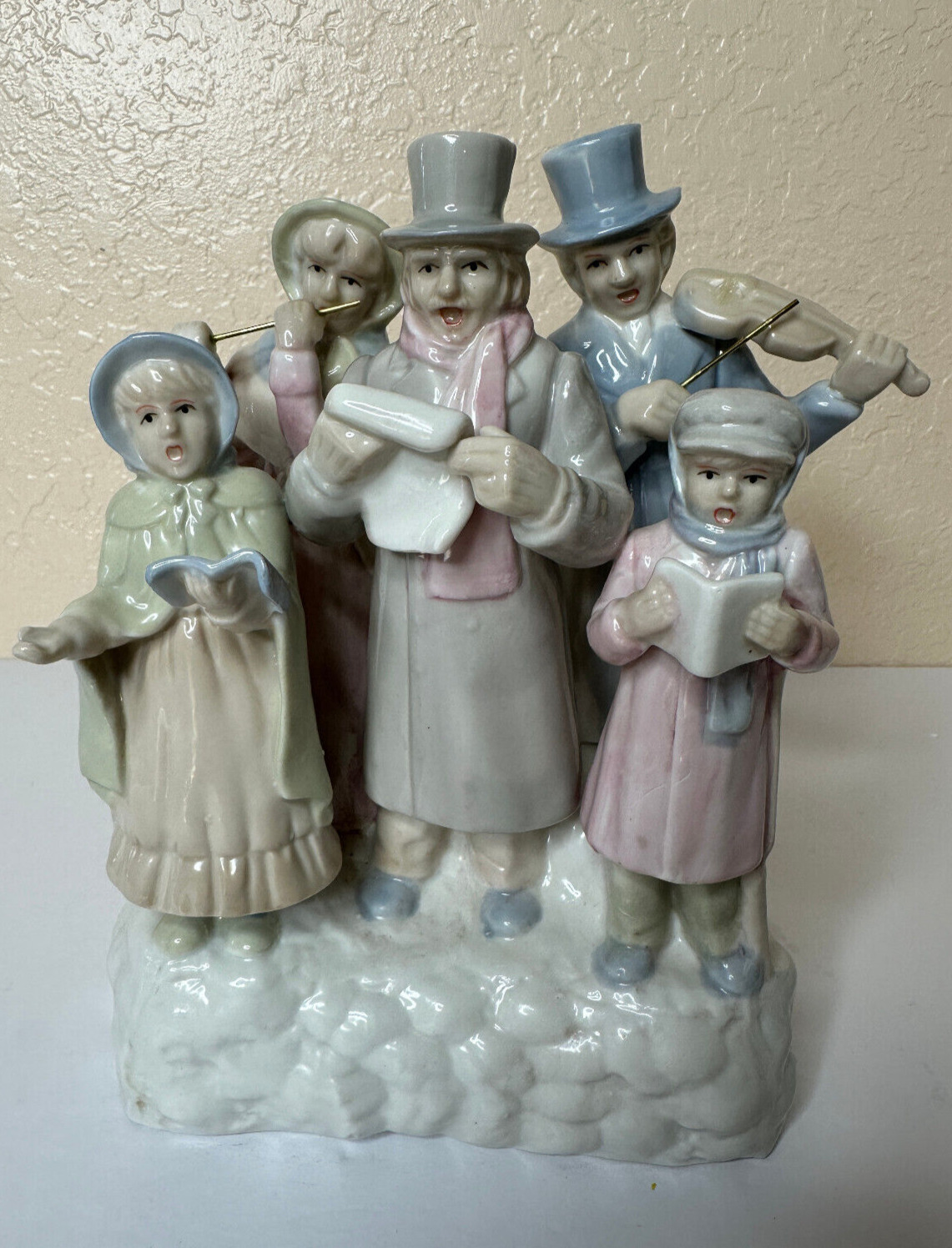 Vintage Christmas Carolers Wind Up Musical Music Box Holiday Dreaming of a White