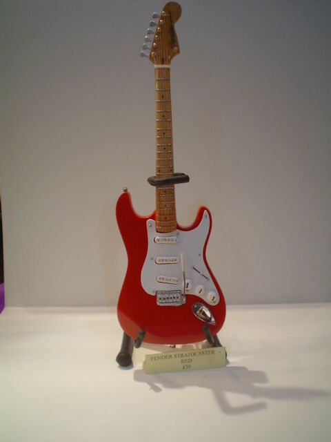 Miniature Guitar (24cm Tall) : FENDER STRATOCASTER - RED