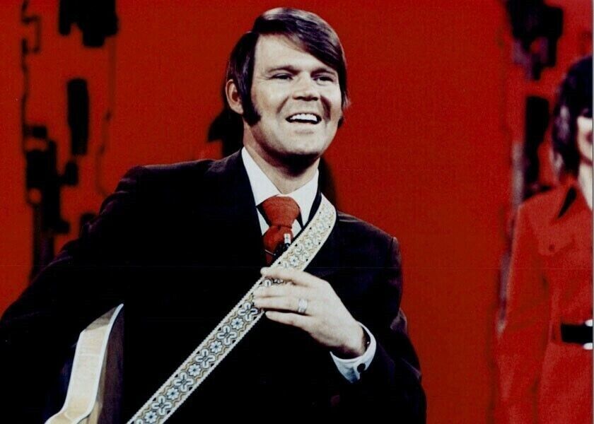 Glen Campbell smiling pose in suit & tie with guitar performing on TV show 5x7