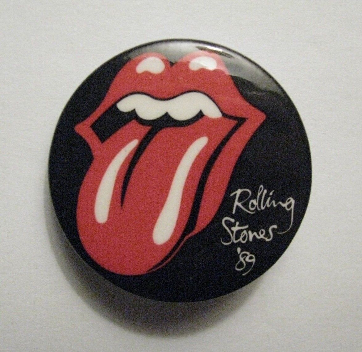 *ROLLING STONES ’89 PROMO PINBACK BUTTON BADGE – MICK JAGGER – KEITH RICHARDS*