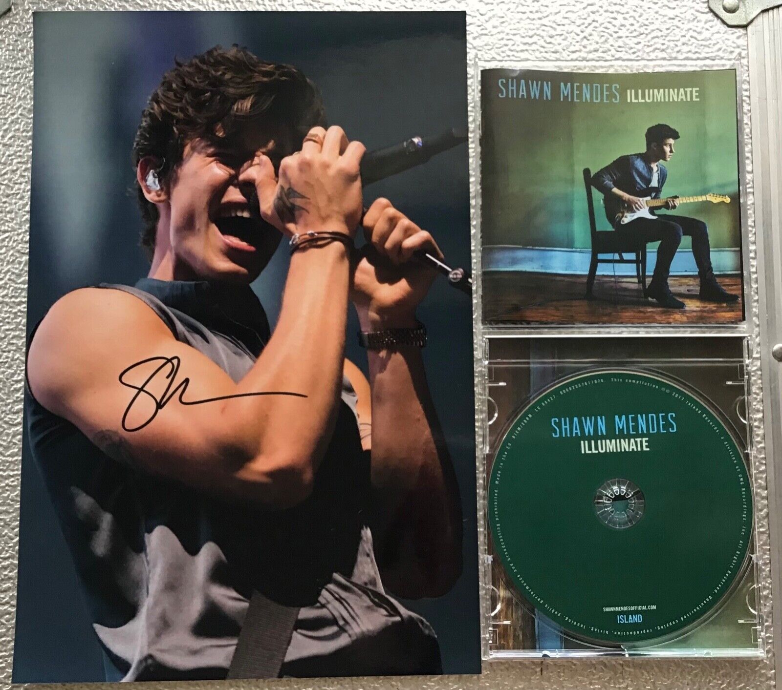SHAWN MENDES,ILLUMINATE 2017 CD,+ 12” x 8”  GENUINE HAND SIGNED PHOTO,PLUS C.O.A