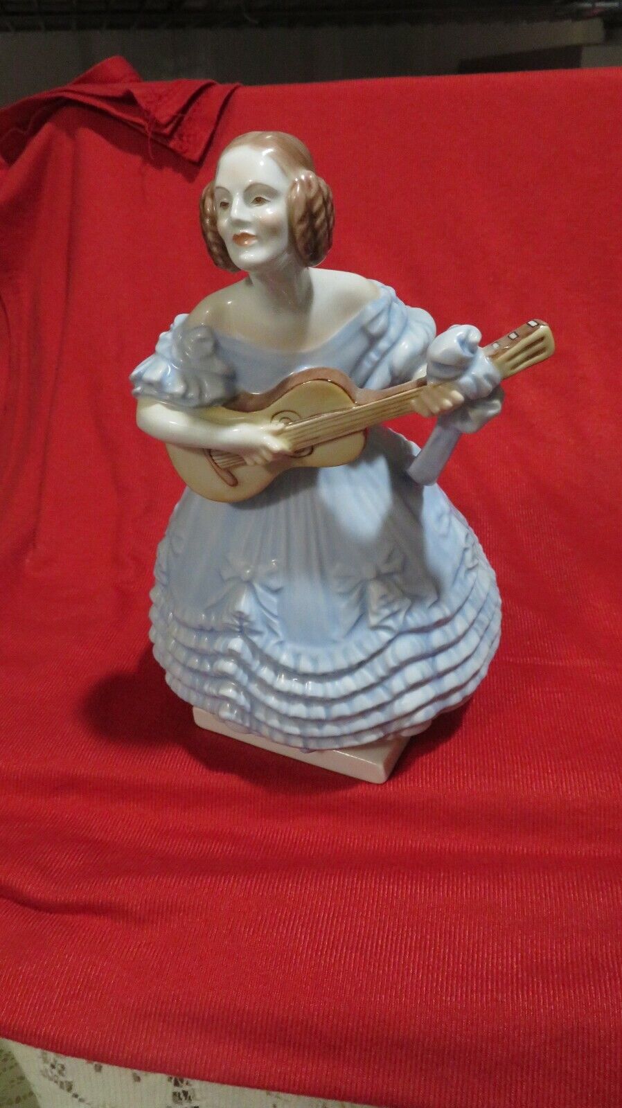 HEREND GORGEOUS VINTAGE DARY NE LADY PLAYING GUITAR in Blue PORCELAIN 