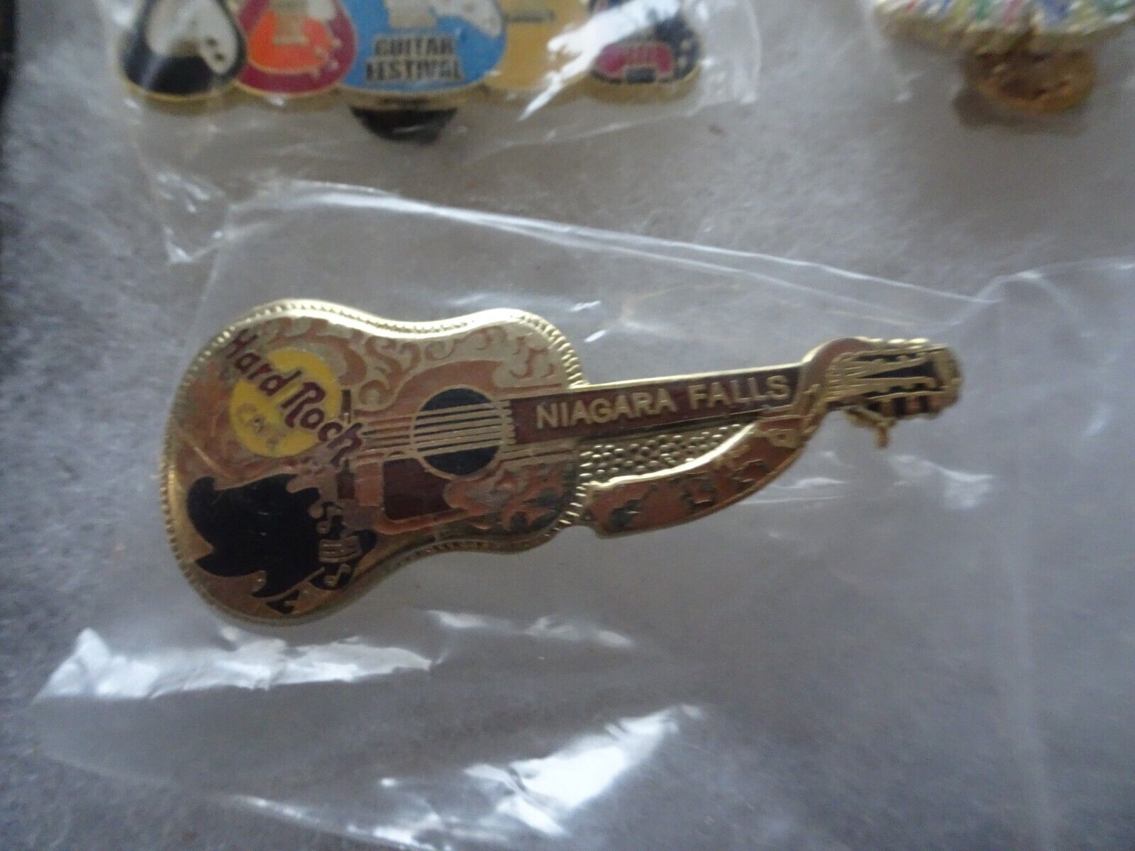 Hard Rock Cafe pin Niagara Falls NY Buddy Holly Dead Rocker series Gibson guitar