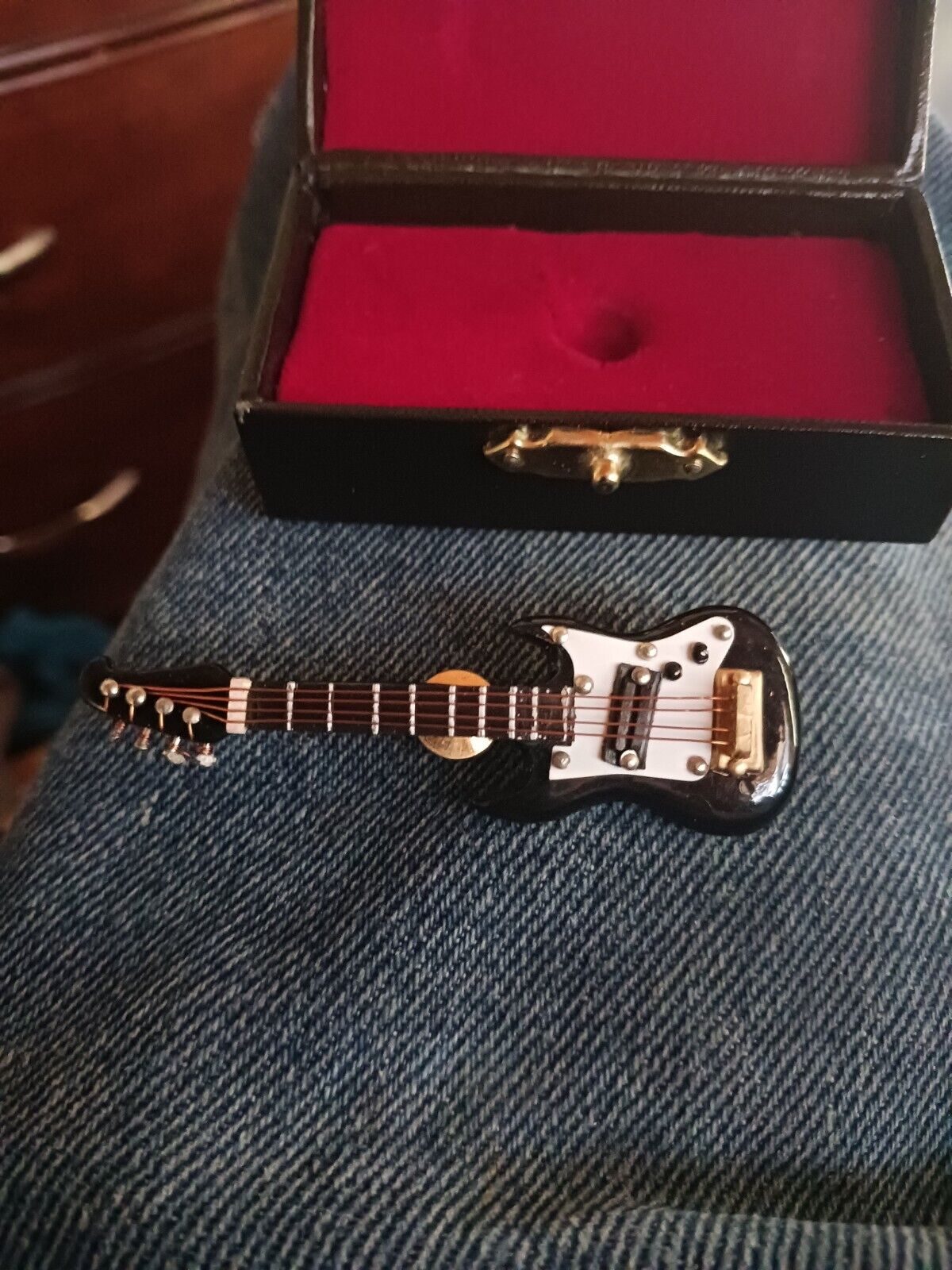 Quality vintage guitar pin