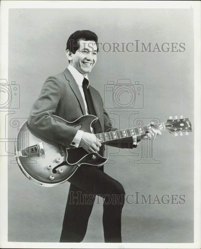 1965 Press Photo Trini Lopez plays guitar - lra88818