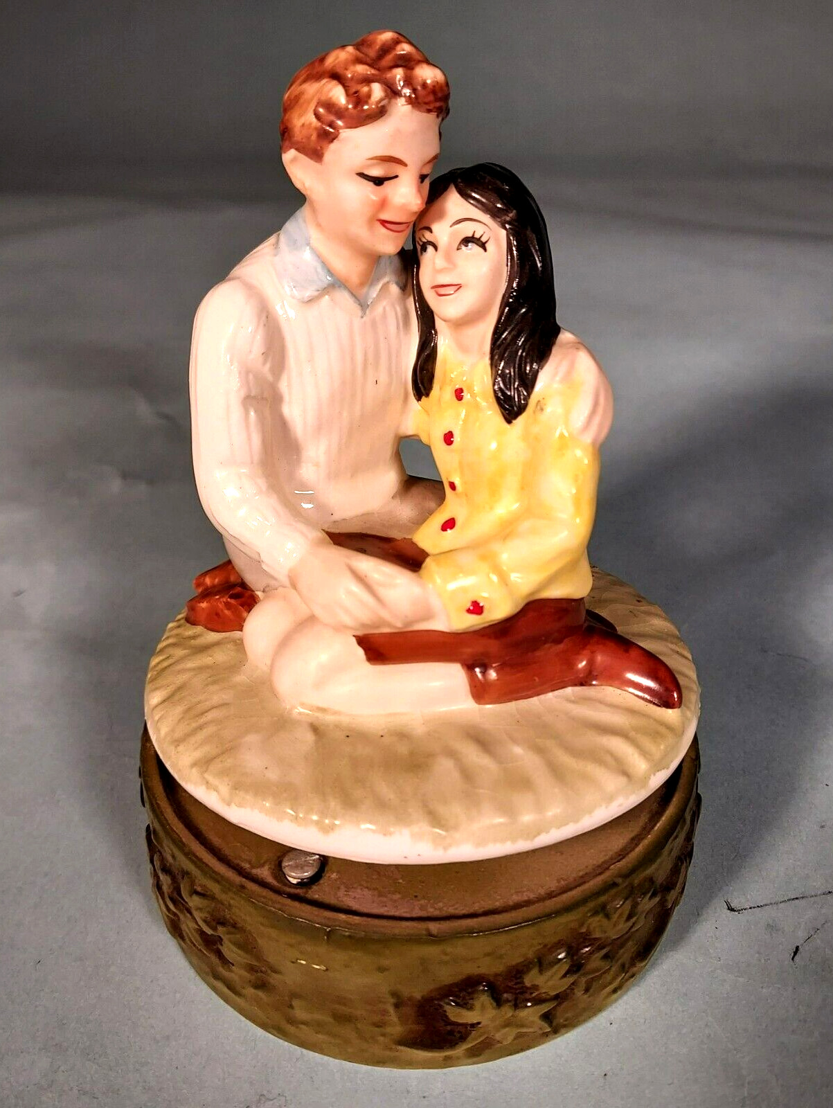 Vintage Music Box Couple Embrace Retro Hand Painted Ceramic Rotates Napco Japan