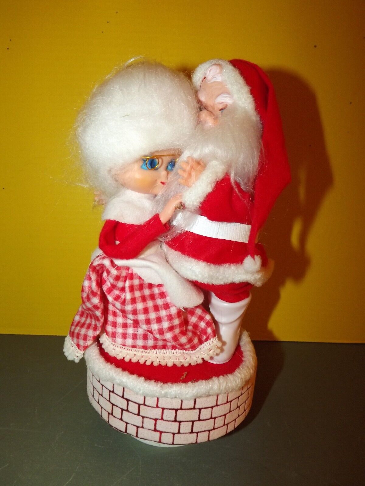 Vintage Mid Century Mr & Mrs Santa Claus Music Box - Working