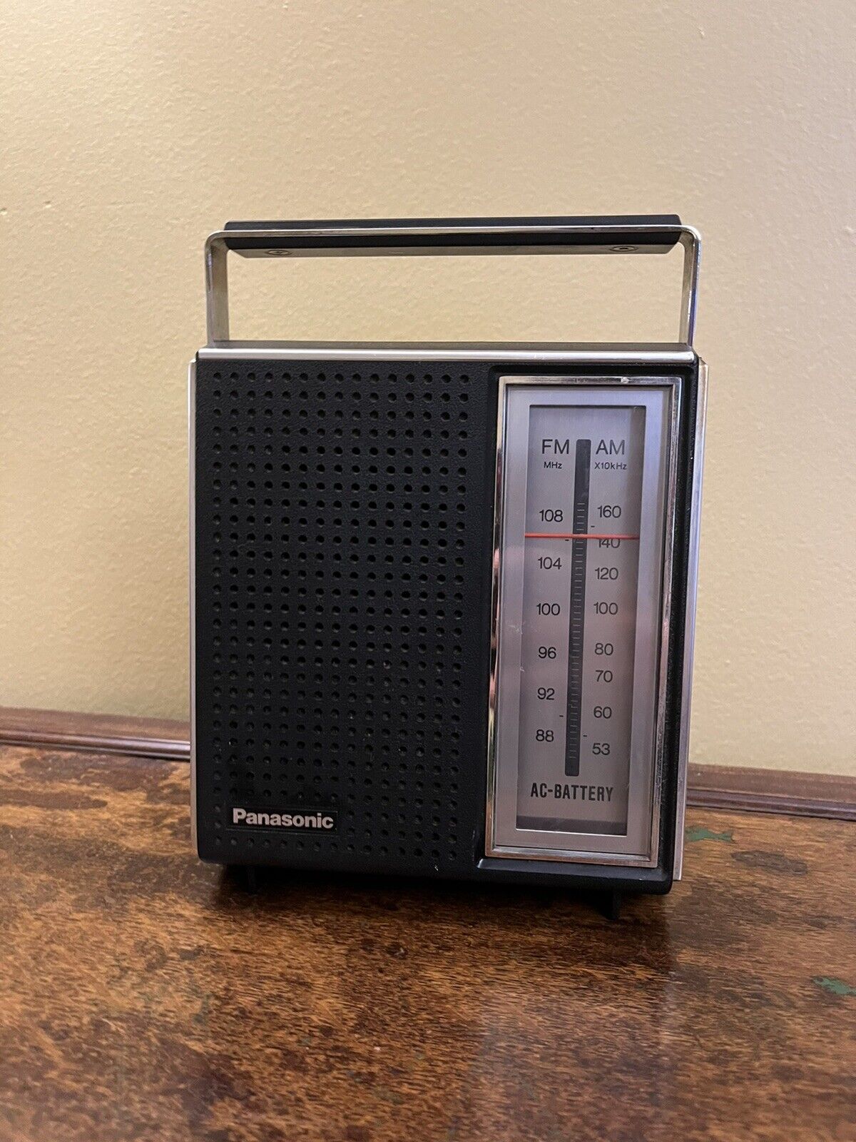 Vintage 1975 Panasonic RF-561 Transistor Radio Music Still Works