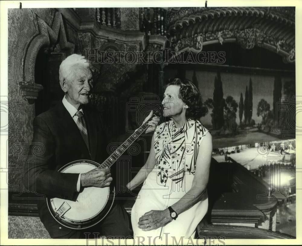 1989 Press Photo Miguel Galvan, Ylanda Madero de Galvan perform music with banjo