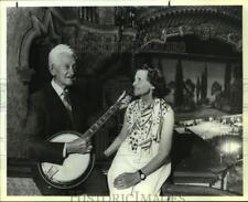 1989 Press Photo Miguel Galvan, Ylanda Madero de Galvan perform music with banjo picture