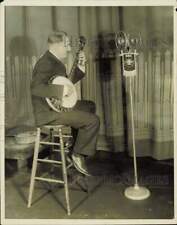 1928 Press Photo Harry Reser performs a banjo solo on NBC radio - nei15497 picture
