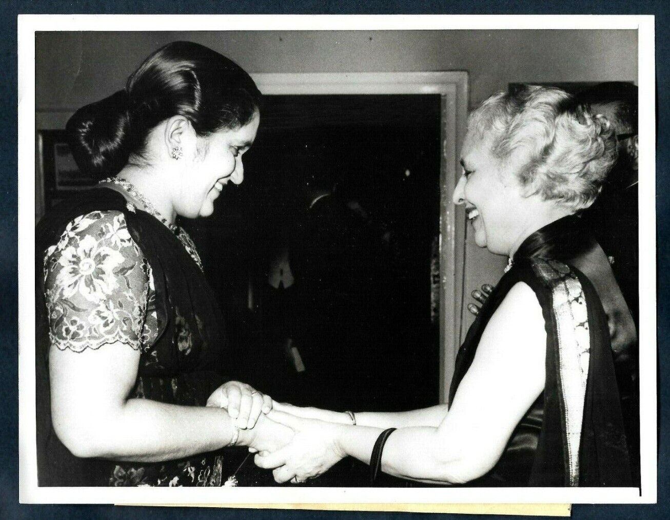 COMMONWEALTH MINISTERS MADAM PANDIT & MRS SIRIMA BANDARANAIKE 1961 Photo Y 133