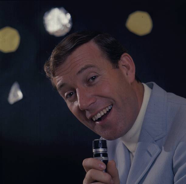 Irish Singer Val Doonican Posed Holding A Microphone 1968 Old Photo 1