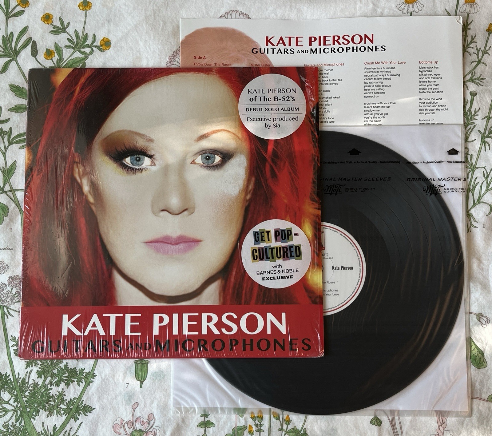 Kate Pierson - Guitars And Microphones (Barnes & Noble Exclusive Black Vinyl)