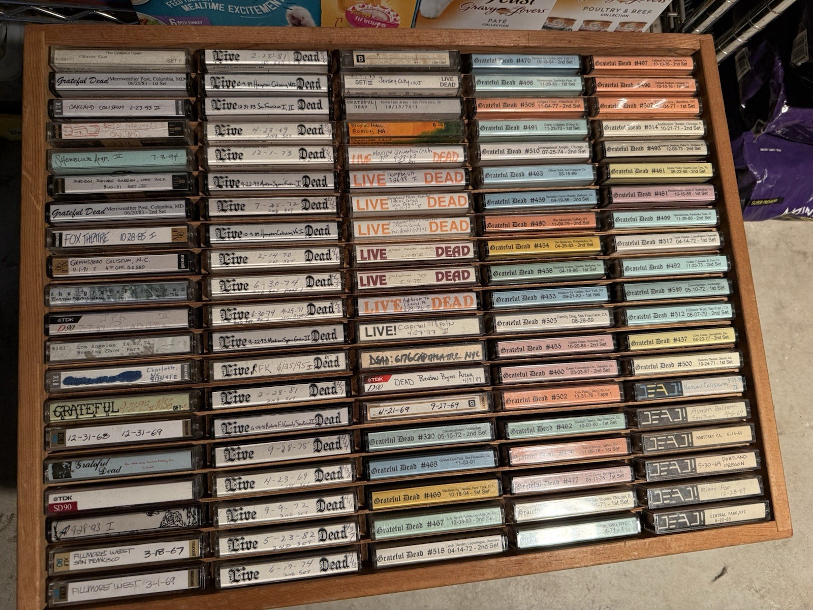 Lot of 100 Grateful Dead Concert cassettes: 1987 - 1992 