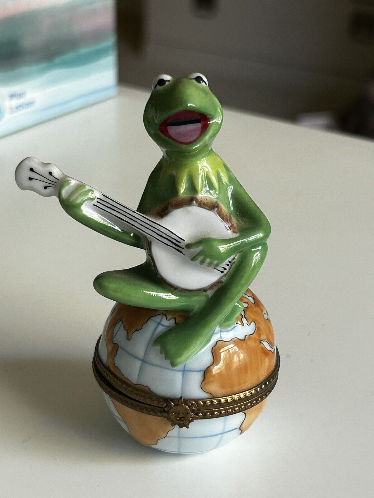 LIMOGES BOX- KERMIT THE FROG ON TOP OF THE WORLD & BANJO -MUPPETS- SESAME STREET