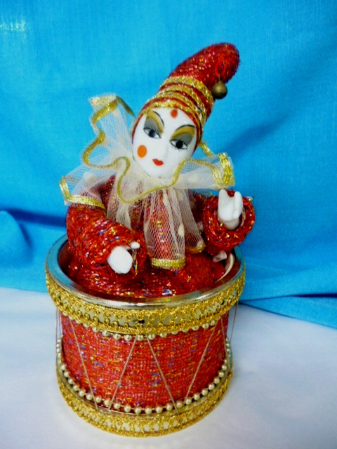 VINTAGE PIERROT MUSIC BOX HARLEQUIN PORCELAIN 