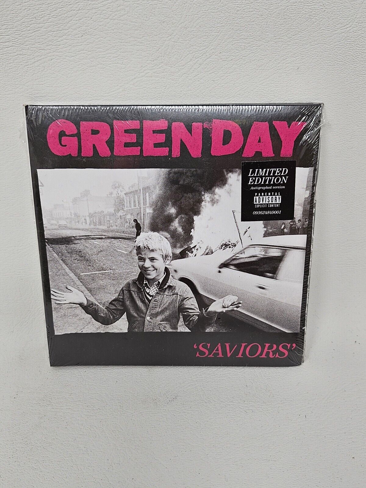 Green Day \'Saviors\' CD (Limited Edition Signed/Autographed) *NEW/SMALL SEAL RIP*