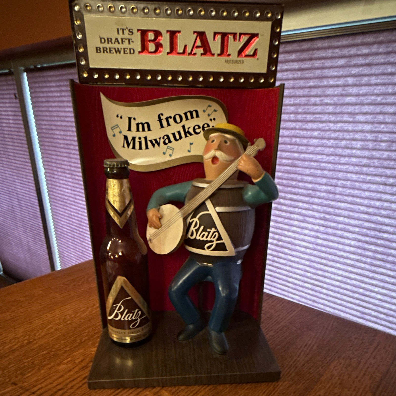 Blatz Beer “I’m From Milwaukee” Breweriana Display Sign w/ Bottle & Banjo Player