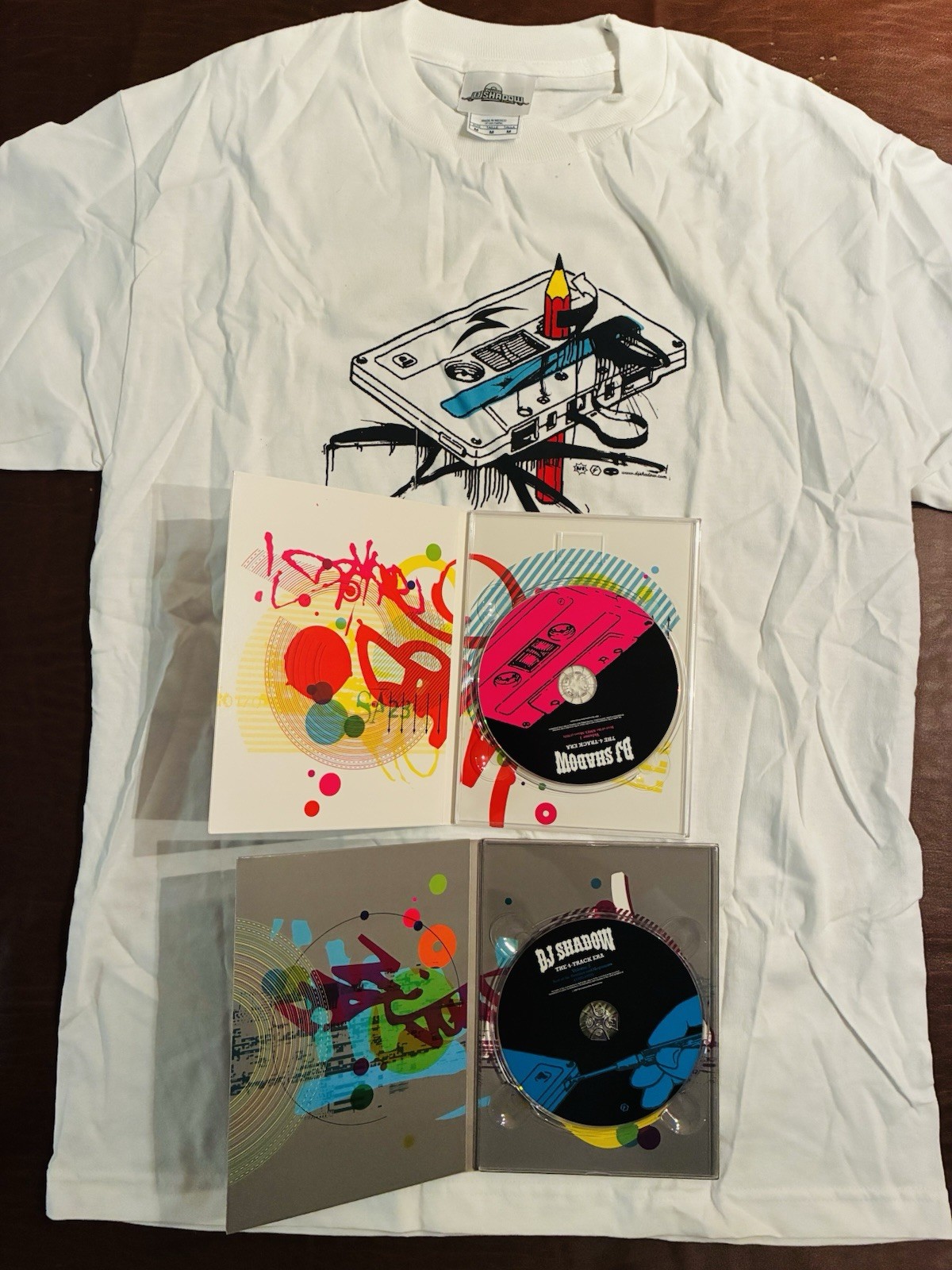DJ Shadow – The 4-Track Era Bundle Vol 1 & 2 + T-Shirt (medium)