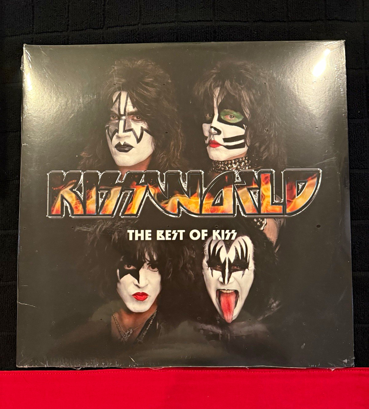 Kiss Kissworld: The Best of Kiss -  Yellow w/ Red Splatter mint - SEALED