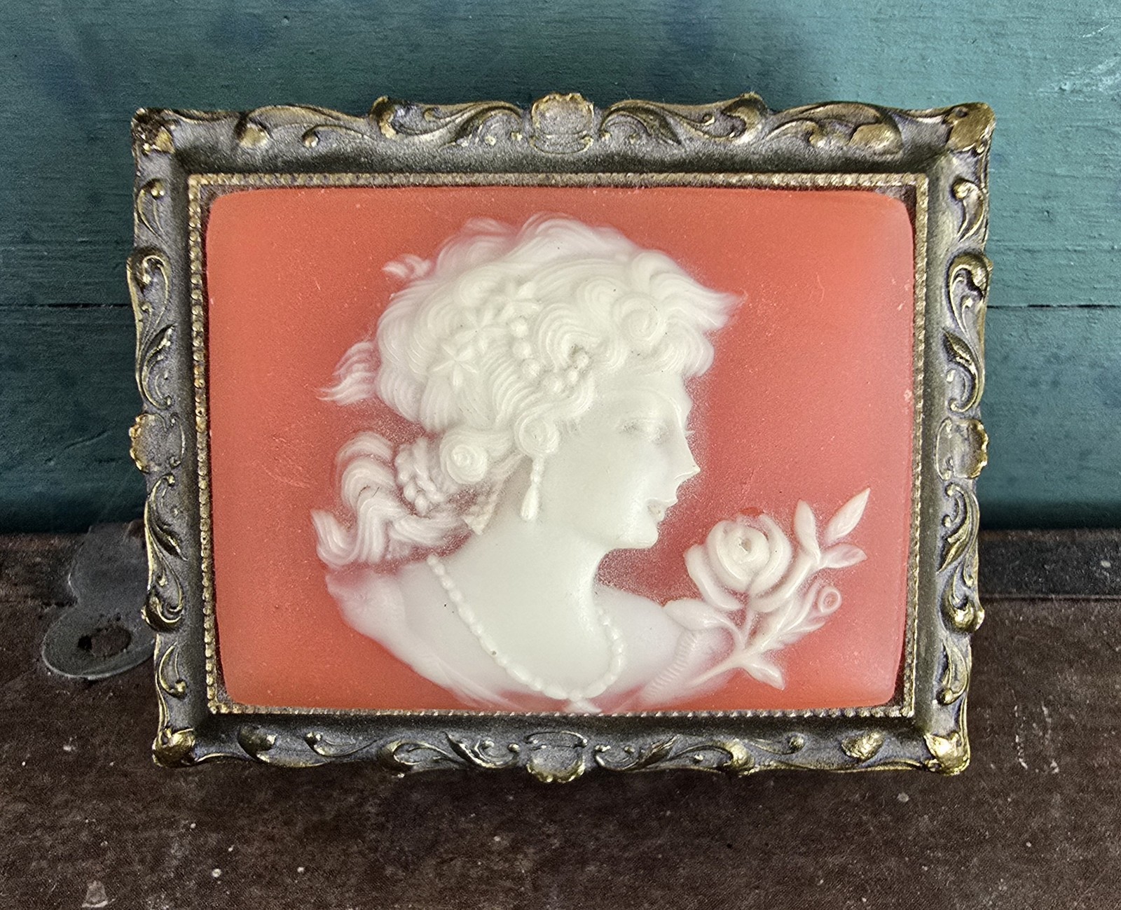 VINTAGE SANKYO MADE IN JAPAN CAMEO MUSIC BOX PLAYS \