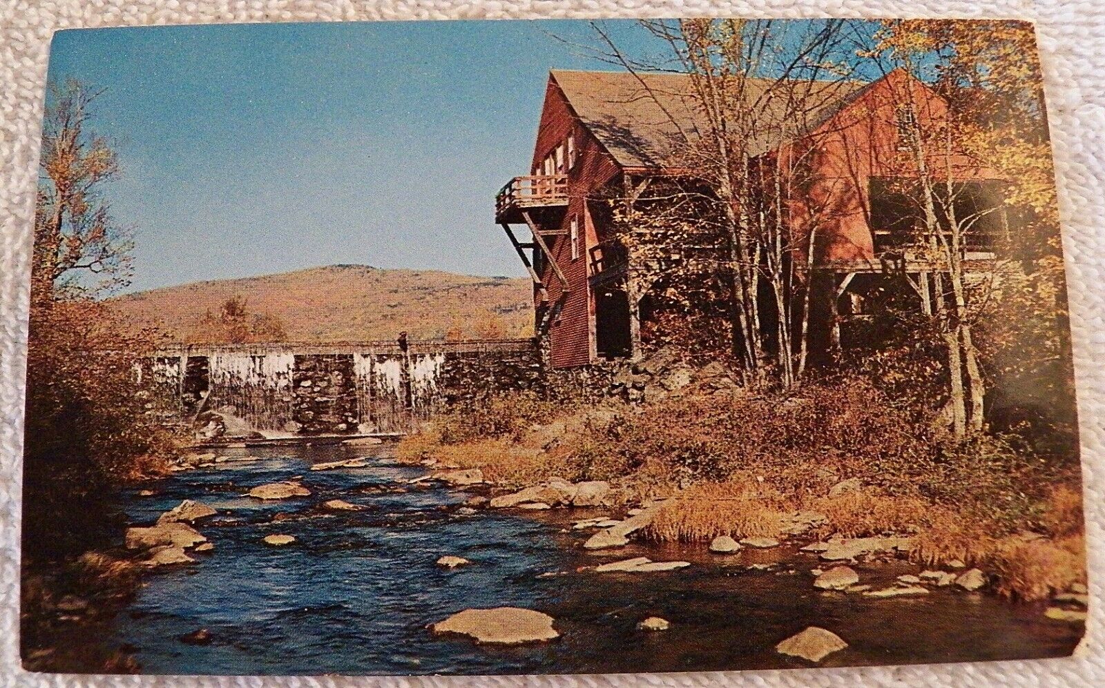 CHROME POSTCARD OLD RED MILL SOMEWHERE IN THE U.S. STREAM SCENIC VIEW FISHI P417